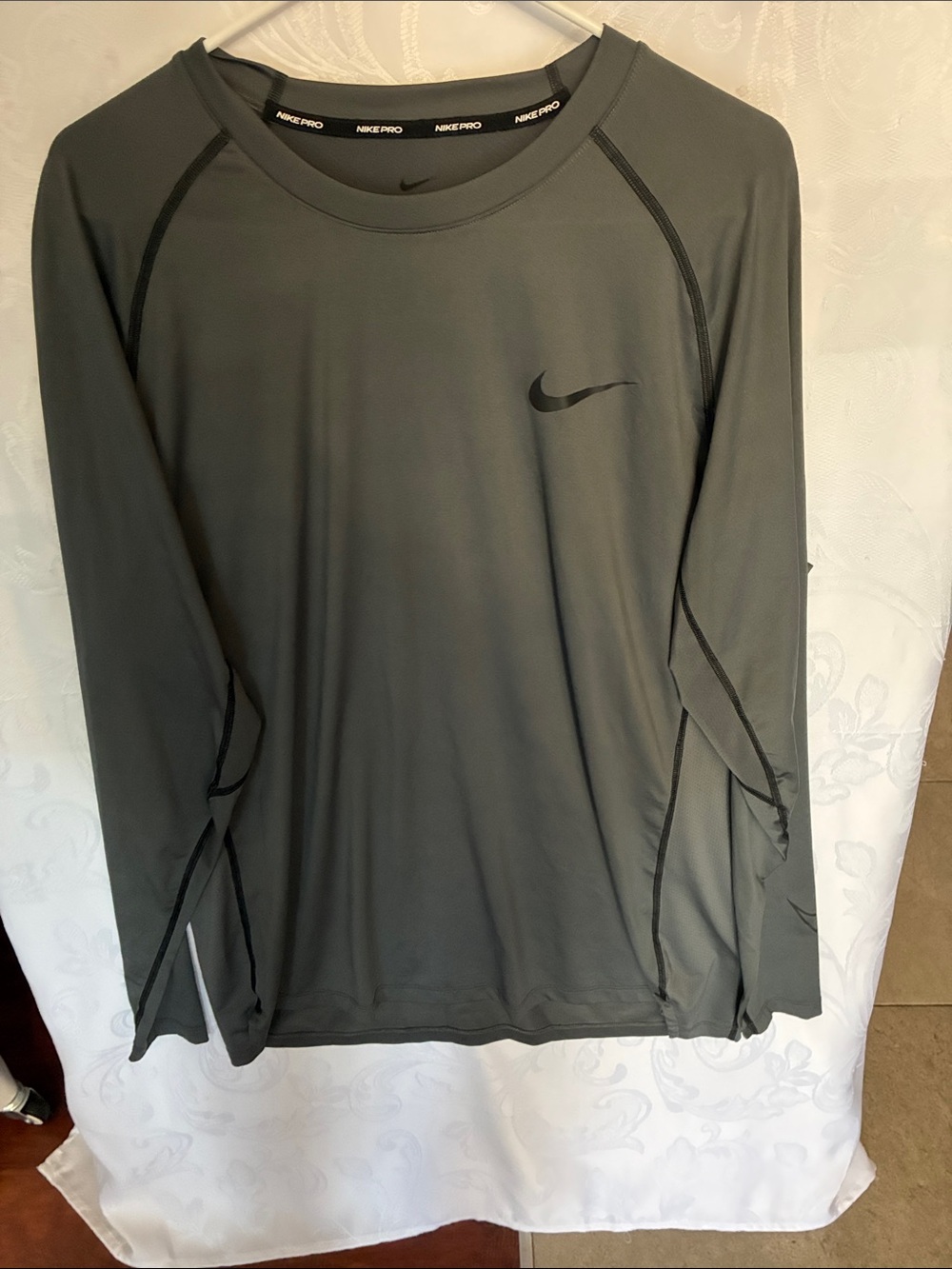 Nike Men’s Olive Gray Long-Sleeve Performance Top